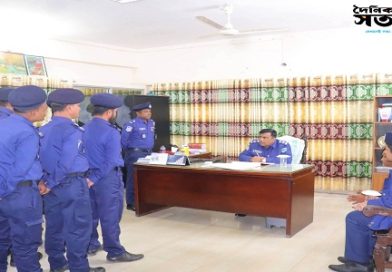 সাতক্ষীরার দেবহাটা থানা পরিদর্শন করেন এসপি আরেফিন জুয়েল। 