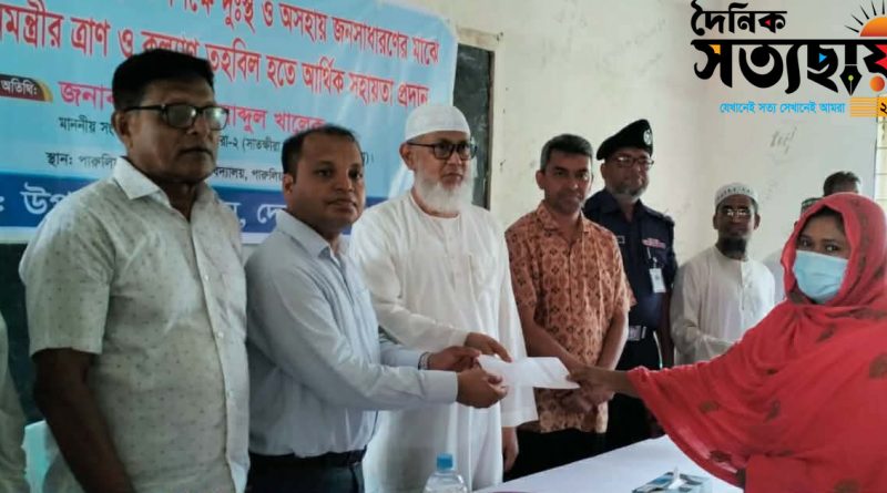 অনুদান বিতরণ করলেন এমপি আঃ খালেক