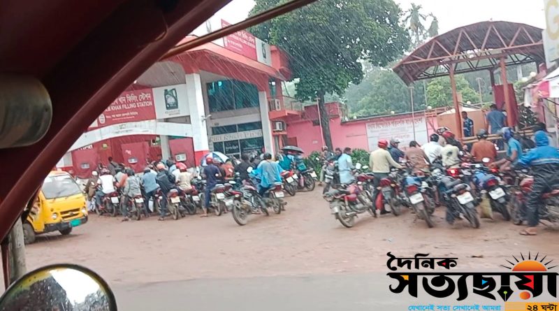 সাতক্ষীরা তেলে পাম্পে আবারও তেলের জন্য দীর্ঘ লাইন সাতক্ষীরা তেলে পাম্পে আবারও তেলের জন্য দীর্ঘ লাইন