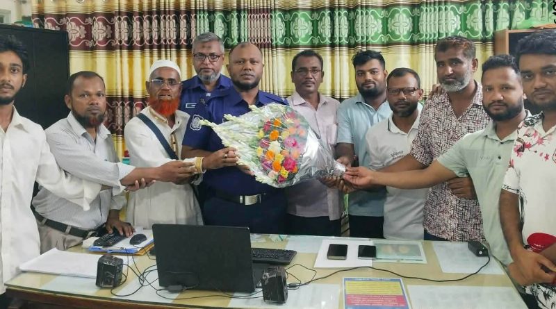 ওসির সঙ্গে দেবহাটা রিপোর্টার্স ক্লাবের নেতৃবৃন্দের মতবিনিময় 