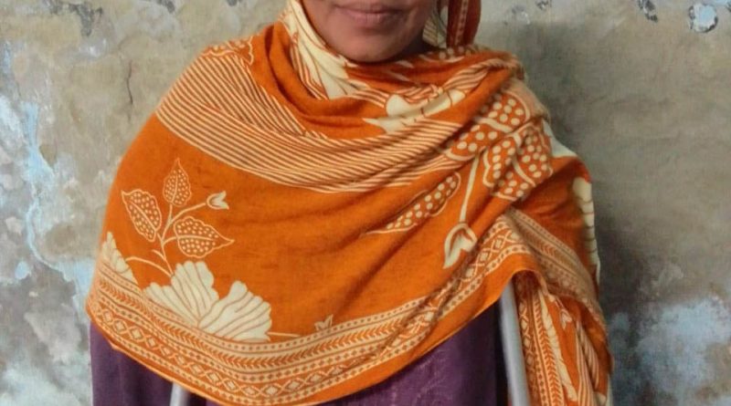  একটি হুইল চেয়ারের অভাবে মানবেতর জীবনযাপন করছে ফরিদা।