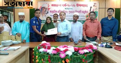 দেবহাটায় নজরুল বর্ষের প্রতিযোগিতায় বিজয়ীদের মধ্যে পুরস্কার বিতরণ