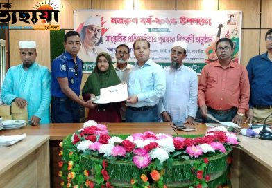 দেবহাটায় নজরুল বর্ষের প্রতিযোগিতায় বিজয়ীদের মধ্যে পুরস্কার বিতরণ